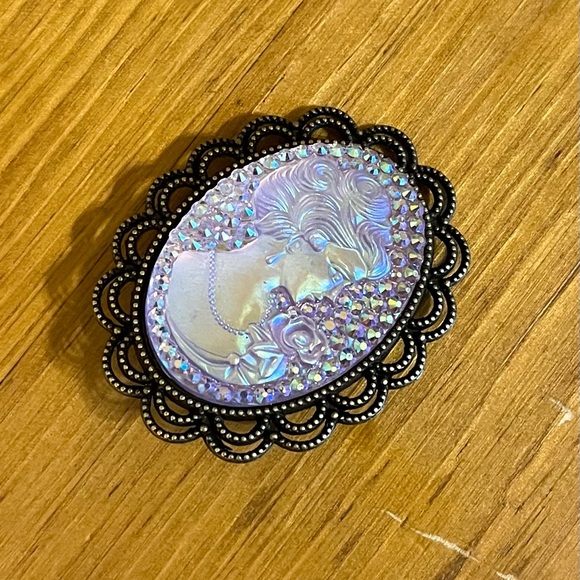 Iridescent Cameo brooch on a bronze background with double half ovals 1 3/4” - Picture 6 of 9